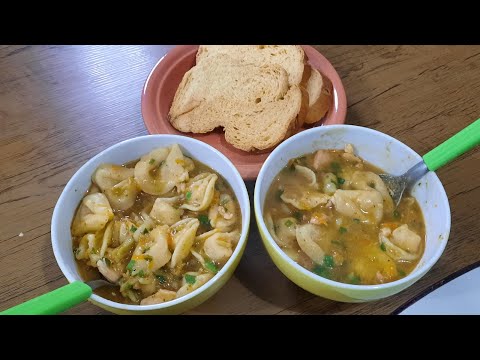 Fizemos sopa de capeletti com frango e batatas