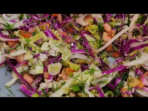 SALADA! COM ACELGA DESIDRATADA,REPOLHO,TOMATE É.. INCRÍVEL! REFRESCANTE! LINDA E DELICIOSA.