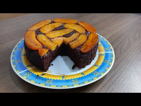 Bolo de chocolate com banana caramelizada