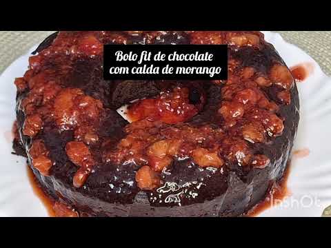 Coma sem culpa: Bolo fit de chocolate com calda de morango