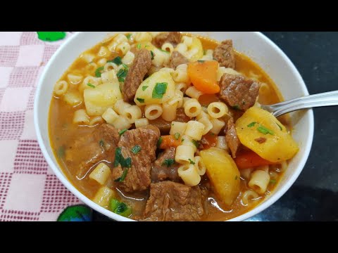 Sopa de macarrão, carne e legumes