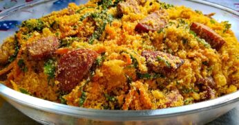 Farofa de Cenoura e Calabresa: Sabor e Tradição em Cada Mordida!