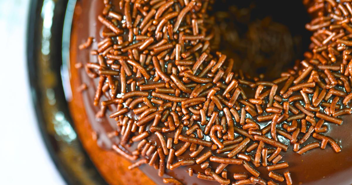 Bolo de chocolate fofinho com cobertura de brigadeiro