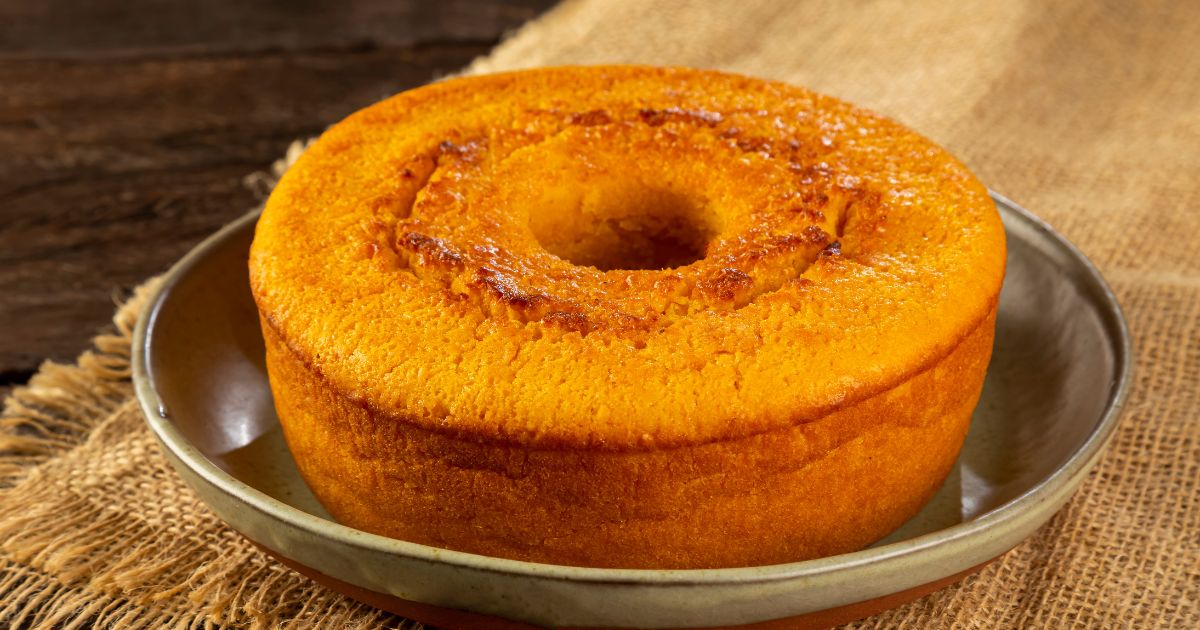 Bolo de polenta cozida numa mesa de madeira.