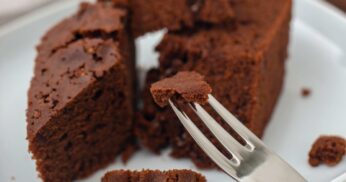 Misture Chocolate e Ovos: Surpreenda com Este Bolo Brownie Sem Farinha!