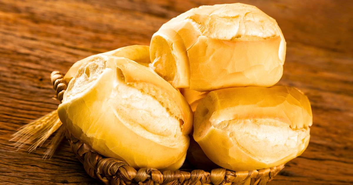 Pão francês caseiro recém-assado, dourado e crocante.