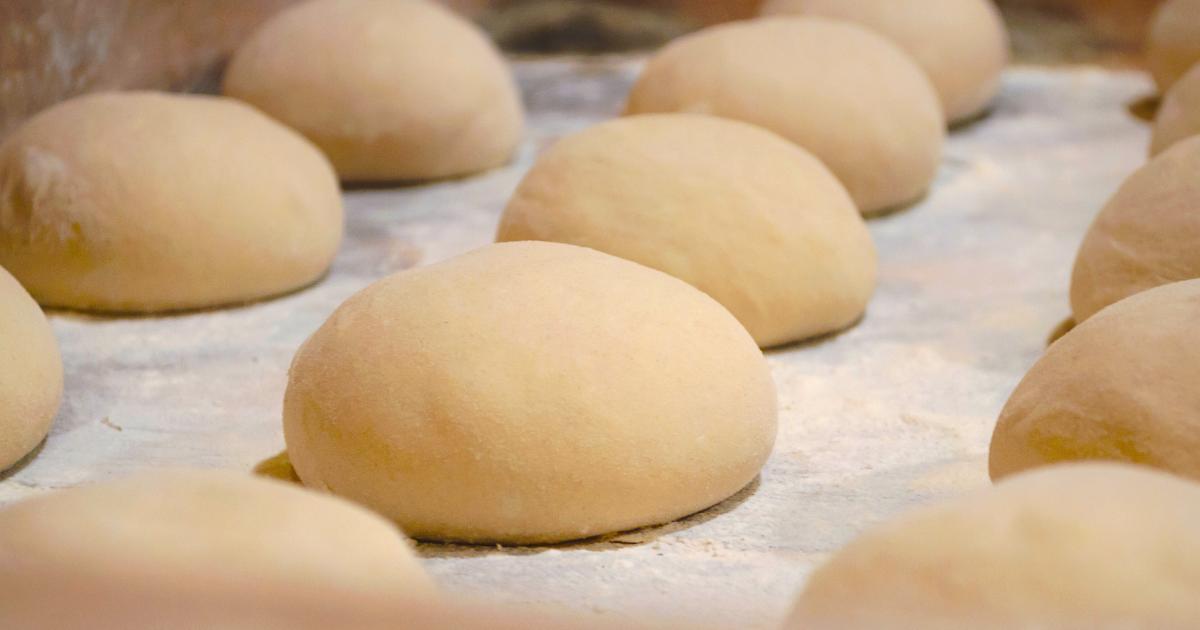 Pão Delícia da Bahia recém-assado, dourado e macio.