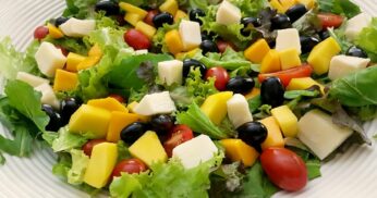 Verdejante Tropical: Salada Refrescante com Palmito Savana e Molho Cítrico