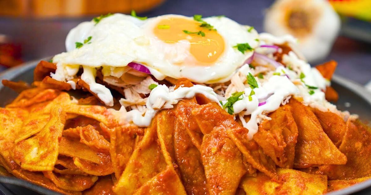 Chilaquiles rojos com molho apimentado e tortillas crocantes.