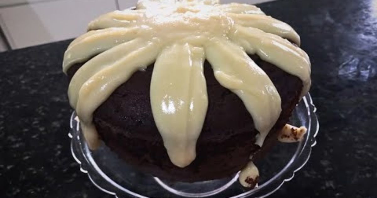 Bolo de Chocolate com Brigadeiro Branco: Uma Combinação Perfeita