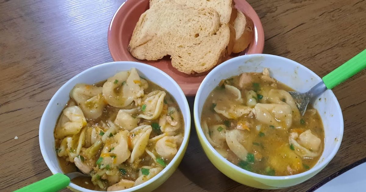 Sopa de Capeletti com Frango e Batatas