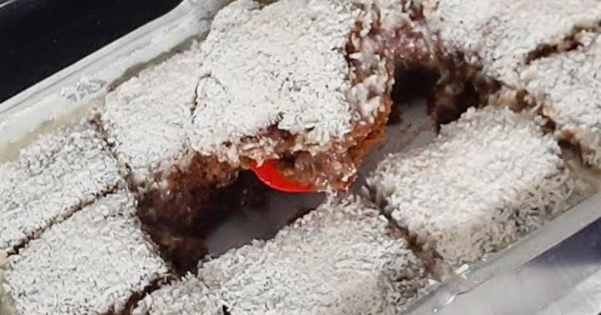 Bolo de Chocolate Molhadinho com Coco Fácil