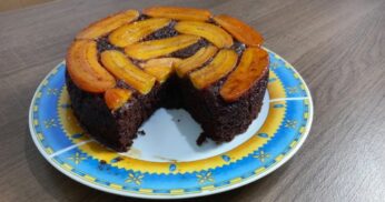 Bolo de Chocolate com Banana Caramelizada