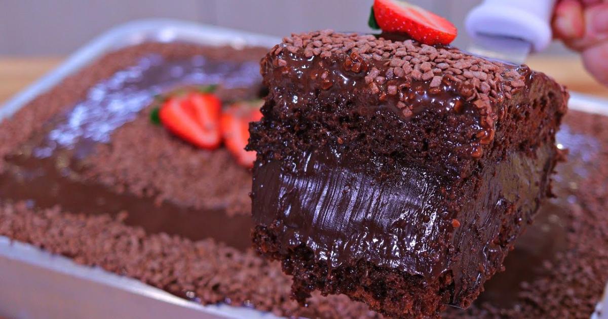 Bolo de Chocolate com Massa Molhadinha e Recheio Irresistível