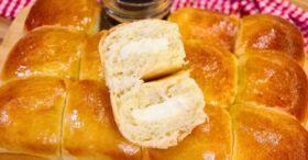 Pão de Batata que Sai Recheado de Requeijão com Massa Fofinha