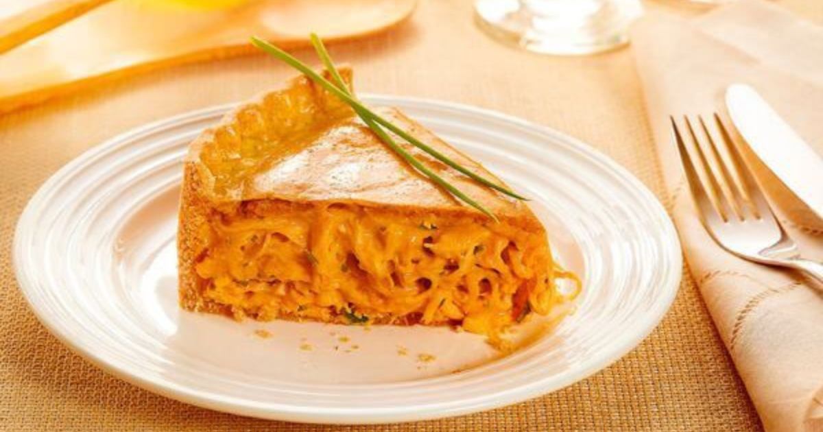 Torta de Cenoura com Recheio Cremoso de Frango e Mussarela Derretida