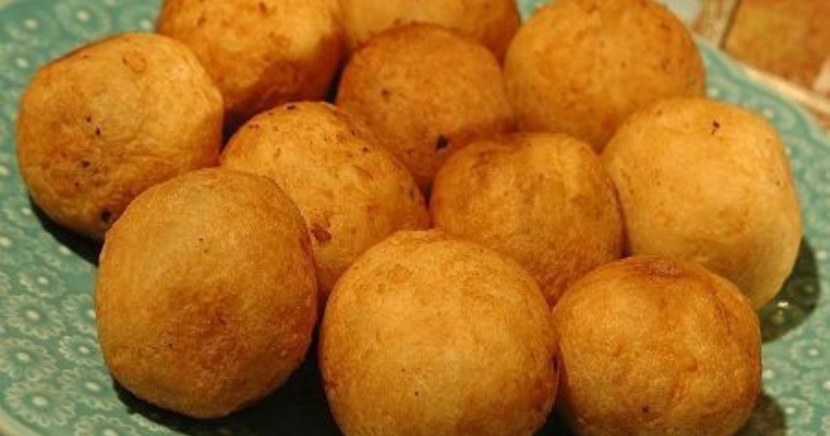 Bolinho de Mandioca Fácil Recheado com Queijo