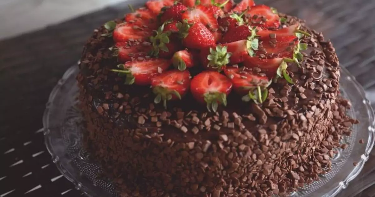 Bolo de Brigadeiro e Leite Ninho com Morango: O Melhor Bolo de Festa que Você Vai Fazer!