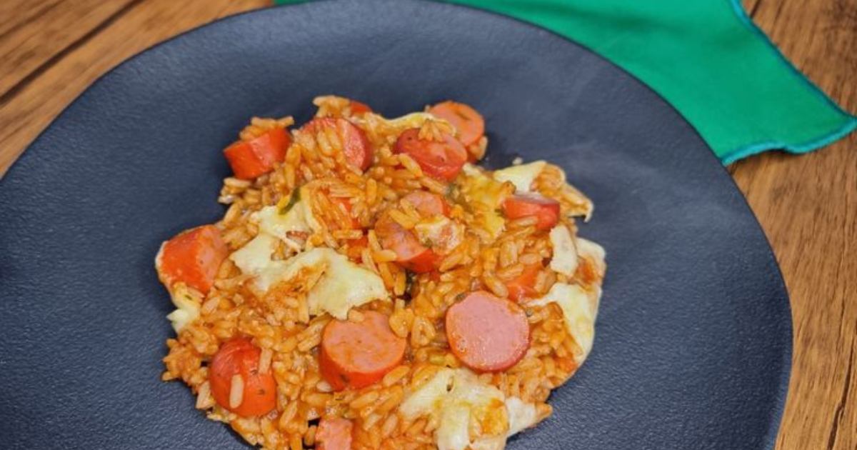 Arroz com Salsicha com Molho Delicioso e Queijo Gratinado