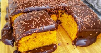 Bolo de Cenoura Fofinho com Cobertura de Chocolate Cremosa