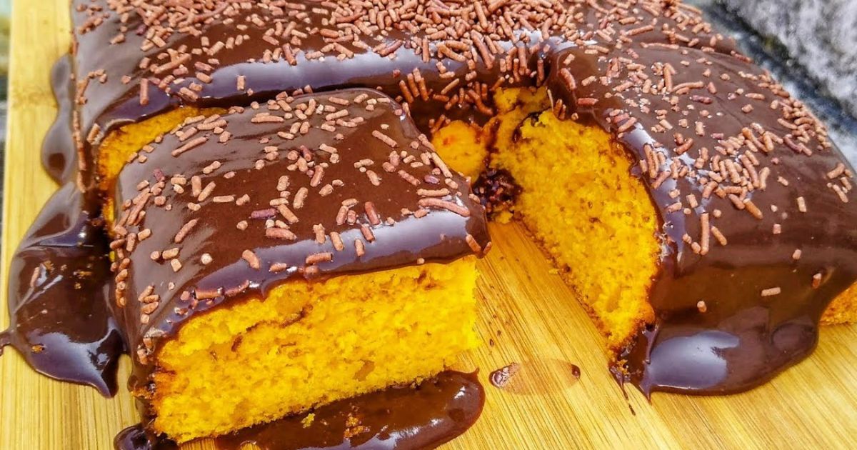 Bolo de Cenoura Fofinho com Cobertura de Chocolate Cremosa