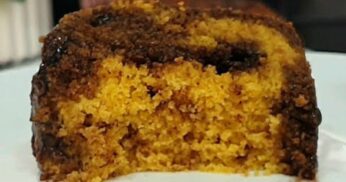 Aprenda a fazer um delicioso Bolo de Cenoura Trufado com Cobertura Craquelada, com um recheio cremoso e uma cobertura crocante que vai surpreender