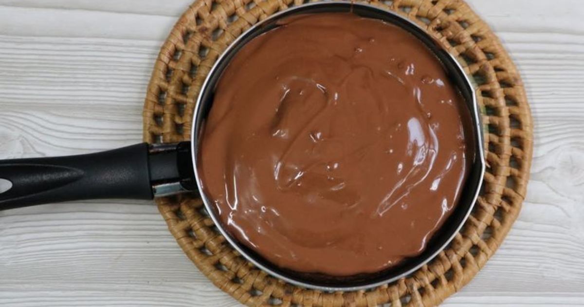 Bolo de Chocolate na Frigideira: Prático e Macio, Pronto em Minutos