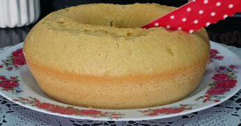 Aprenda a fazer um bolo sem ovos e sem leite, super fofinho e irresistível. Simples, rápido e com ingredientes que você já tem em casa