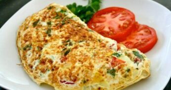 Delícia Rápida: Omelete de Tomate com Queijo e Presunto!