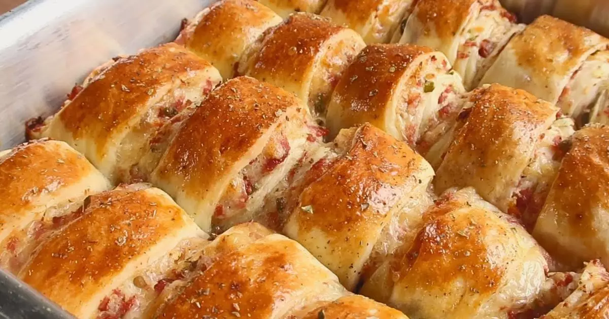 Pão de Frios de Calabresa um Pãozinho Saboroso Recheado com Calabresa e Queijo.