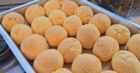 Pão de Queijo com Polvilho Doce! Aposto que você ainda não fez essa variação!