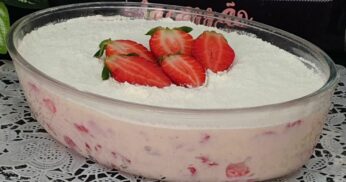 Descubra como fazer uma sobremesa de Ninho com morango ultra cremoso! Receita fácil e deliciosa com dicas profissionais para um resultado perfeito