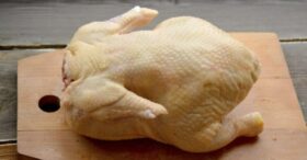Aprenda a Cortar Frango Inteiro sem Complicações e Economize na Cozinha!