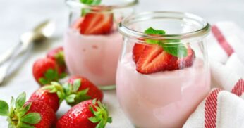 Descubra como fazer o melhor Iogurte Caseiro de Morango com essa receita simples e cremosa!