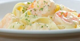 Macarrão com Camarão Cremoso: O Prato Perfeito para Impressionar no Almoço!