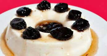 Manjar de Coco com Calda de Ameixa: A Sobremesa que Faz Sucesso em Qualquer Mesa