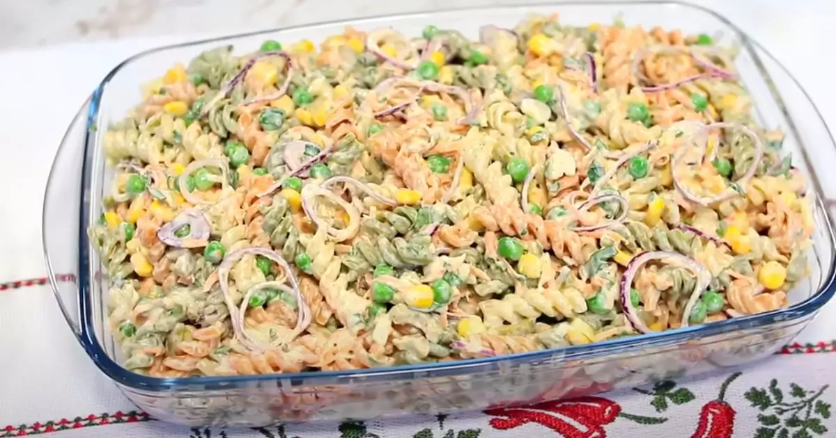 Receita de Salada de Macarrão Cremosa Simples e Refrescante