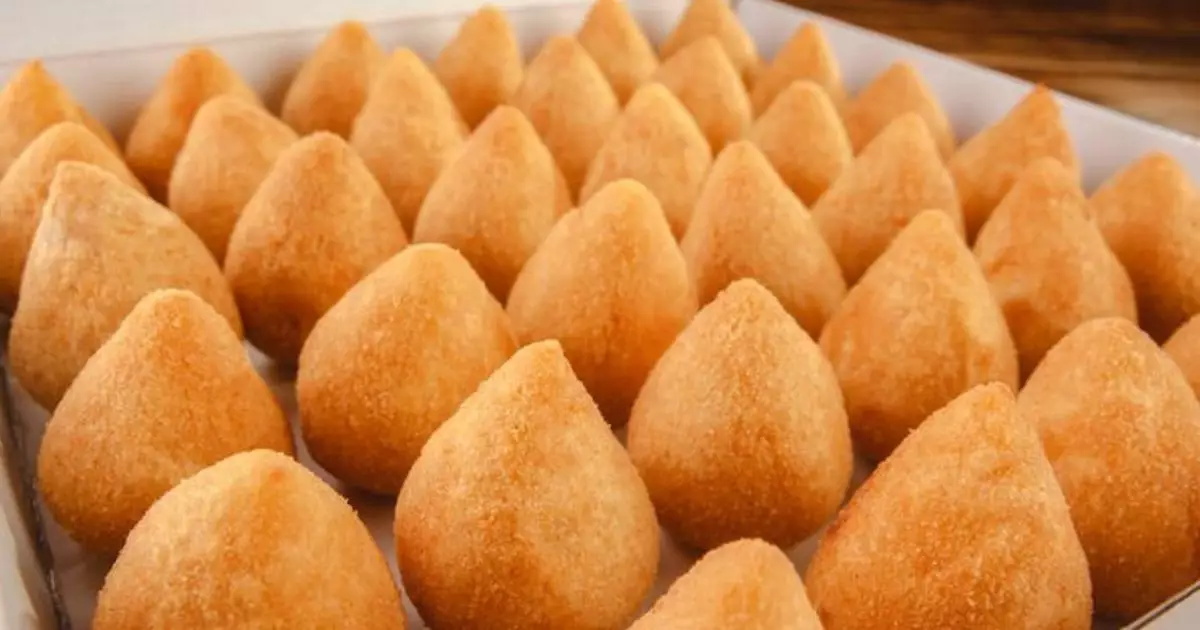 Descubra como fazer Coxinha de Frango com Queijo que Derrete na Bo