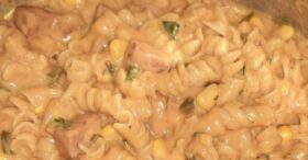 Macarrão com Strogonoff de Calabresa: O Jantar Rápido que Vai Te Surpreender!