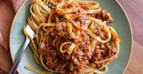 O Melhor Fettuccine ao Molho Bolonhesa: Um Toque Brasileiro no Clássico Italiano!