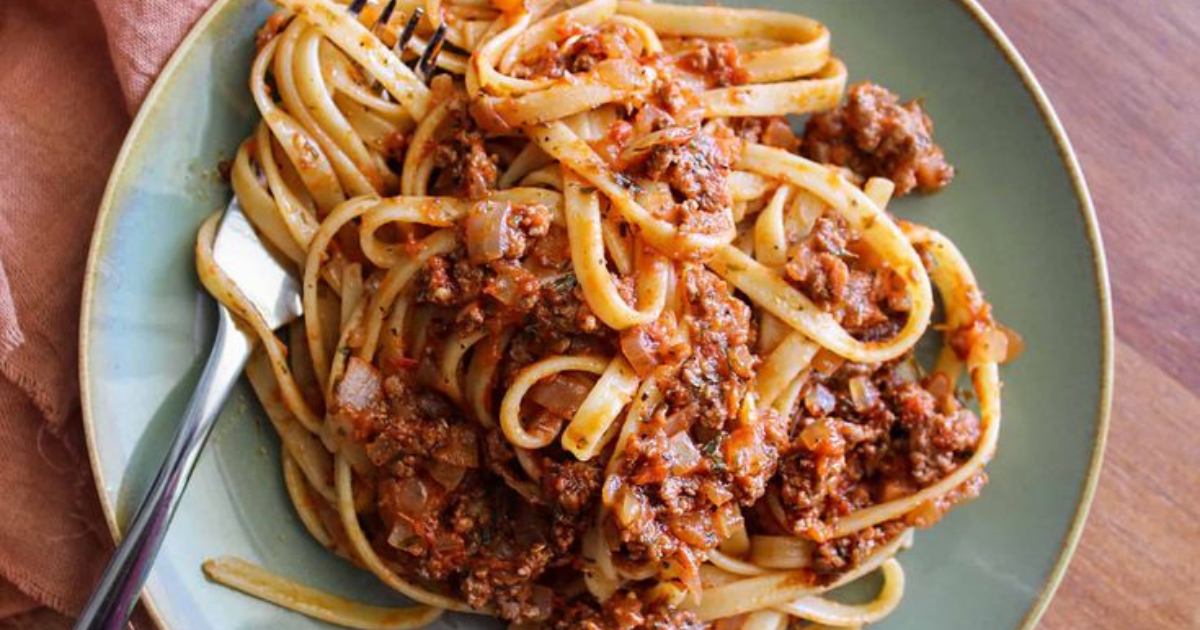 O Melhor Fettuccine ao Molho Bolonhesa: Um Toque Brasileiro no Clássico Italiano!