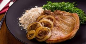 O Segredo da Bisteca Suína Perfeita: Crocante por Fora, Suculenta por Dentro!