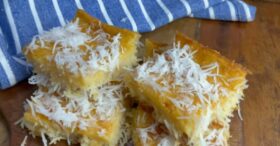 Receita de Bolo de Coco Sem Trigo Super Fácil e Delicioso!