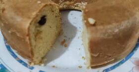Bolo Simples com Creme de Leite e Uva Passas