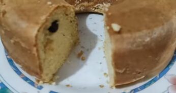 Bolo Simples com Creme de Leite e Uva Passas
