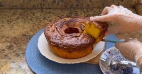 Bolo de Cenoura Recheado que já sai do forno prontinho