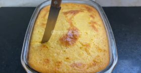 Bolo de Milharina com Milho e Queijo