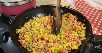Cuscuz Temperado com Salsicha e Giló