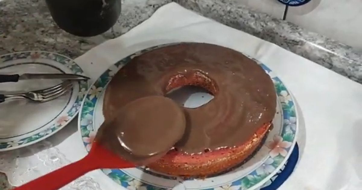 Bolo de Beterraba com Calda de Chocolate