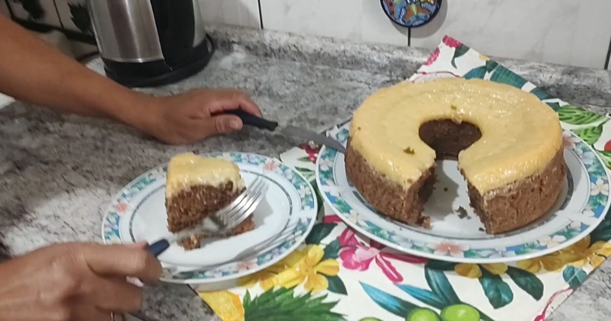 Bolo de Chocolate que Já Sai Recheado